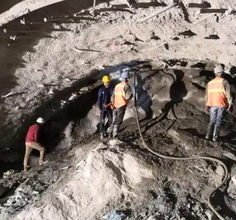 贡嘎拱顶带模注浆料的施工流程及注意事项